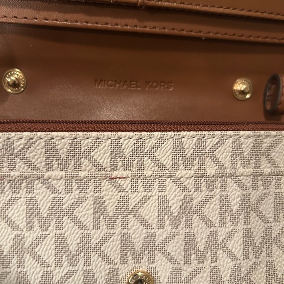 Michael Kors Monogram Cream Crossbody Bag w/phone slot - Jet Set Travel - Picture 4 of 11